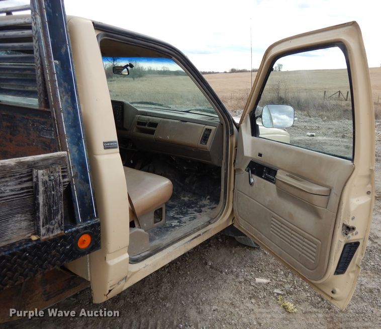 image for item DF5885 1990 Chevrolet C2500 flatbed pickup truck