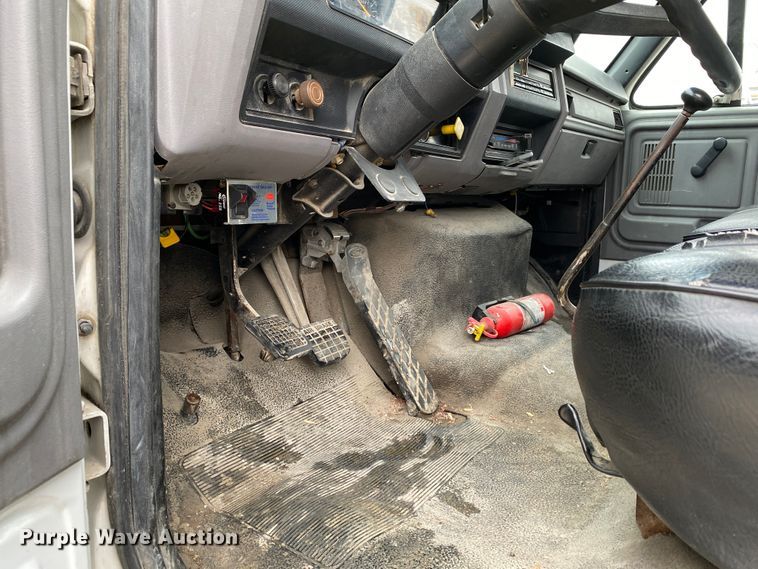 image for item DF6650 1999 Ford F800 flatbed truck