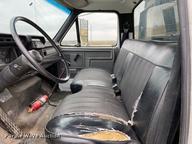 image for item DF6650 1999 Ford F800 flatbed truck