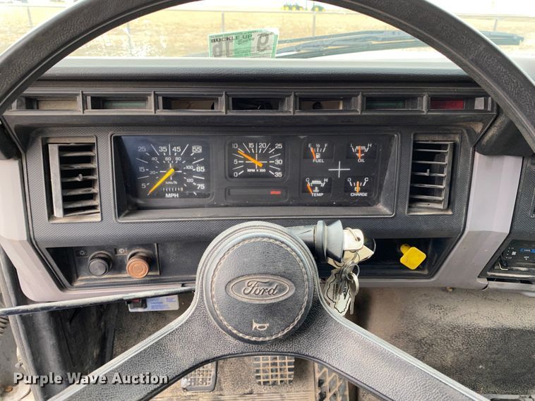 image for item DF6650 1999 Ford F800 flatbed truck