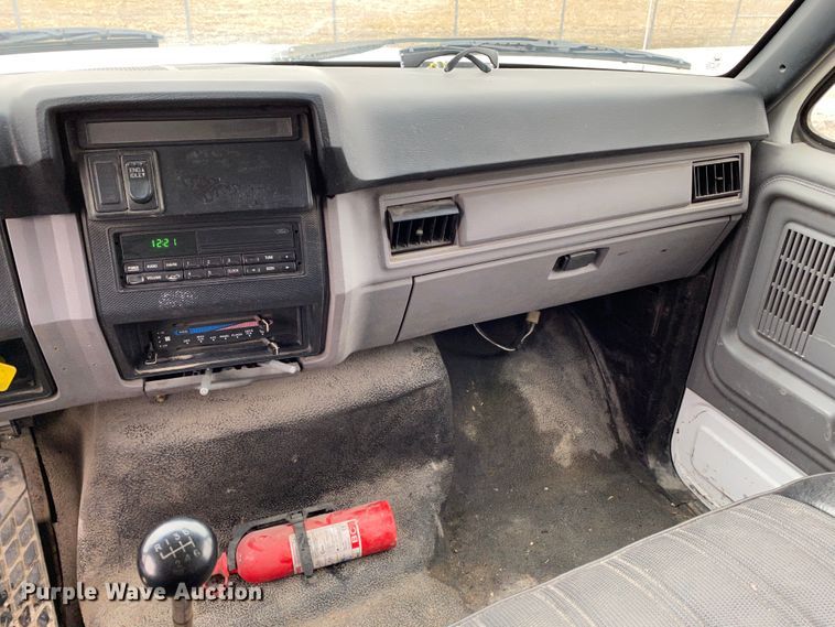 image for item DF6650 1999 Ford F800 flatbed truck