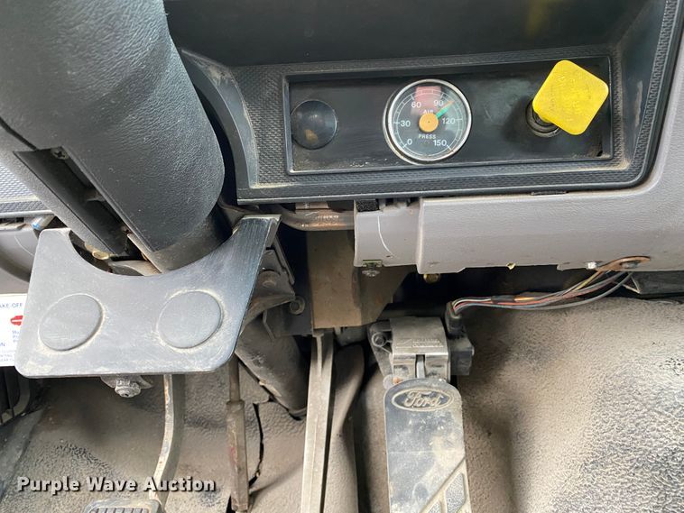 image for item DF6650 1999 Ford F800 flatbed truck