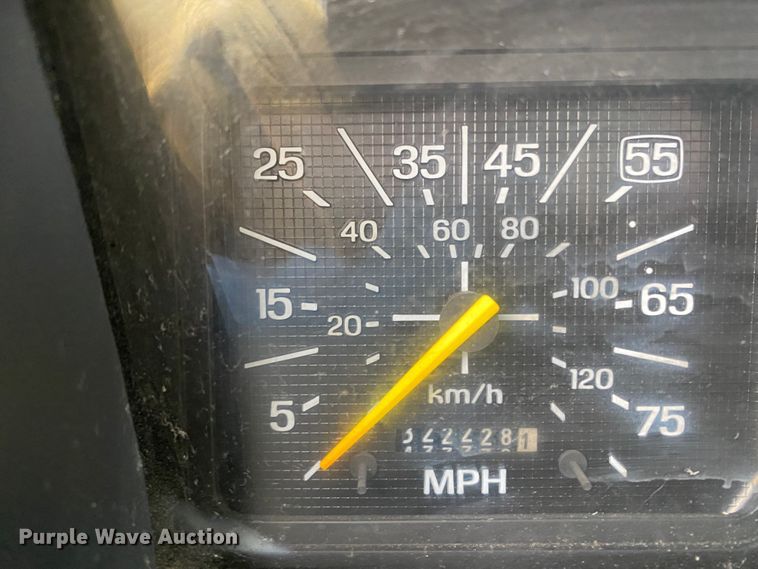 image for item DF6650 1999 Ford F800 flatbed truck