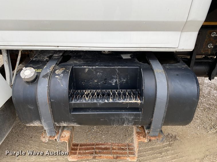 image for item DF6650 1999 Ford F800 flatbed truck