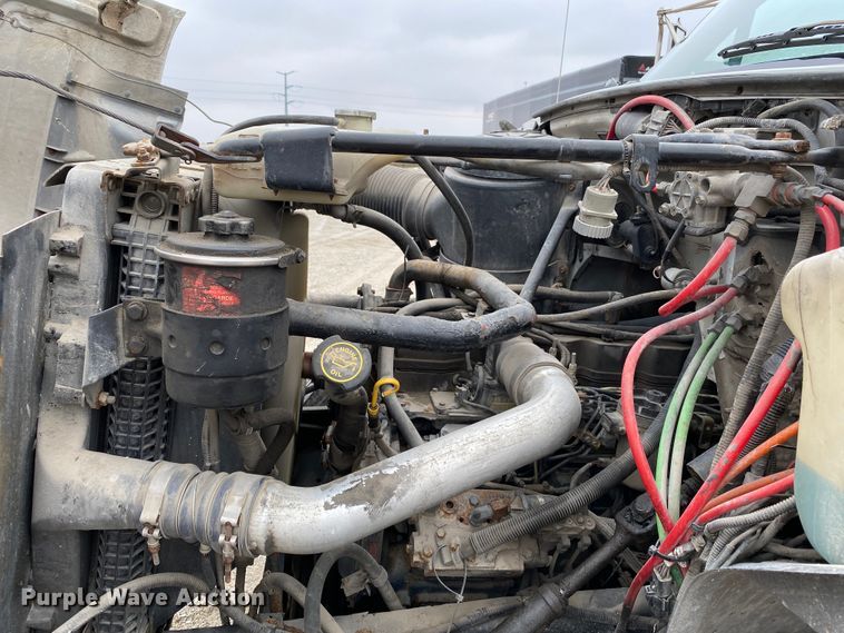 image for item DF6650 1999 Ford F800 flatbed truck