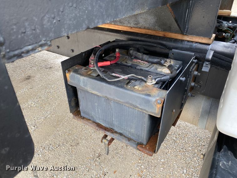 image for item DF6650 1999 Ford F800 flatbed truck