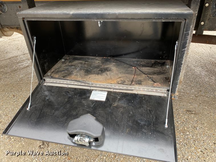 image for item DF6650 1999 Ford F800 flatbed truck