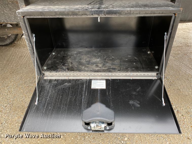 image for item DF6650 1999 Ford F800 flatbed truck