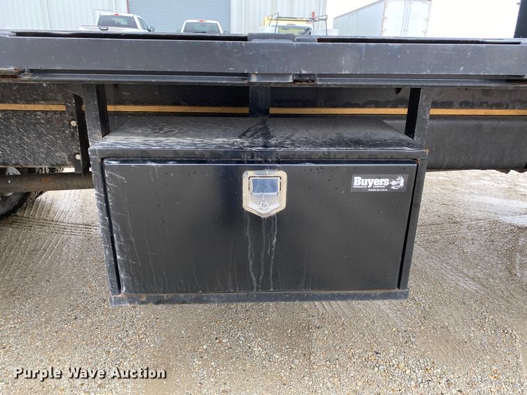 image for item DF6650 1999 Ford F800 flatbed truck