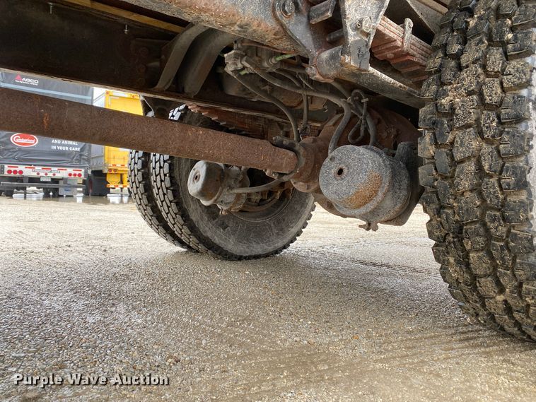 image for item DF6650 1999 Ford F800 flatbed truck