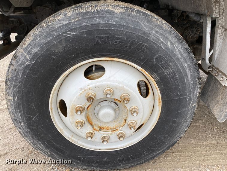 image for item DF6650 1999 Ford F800 flatbed truck