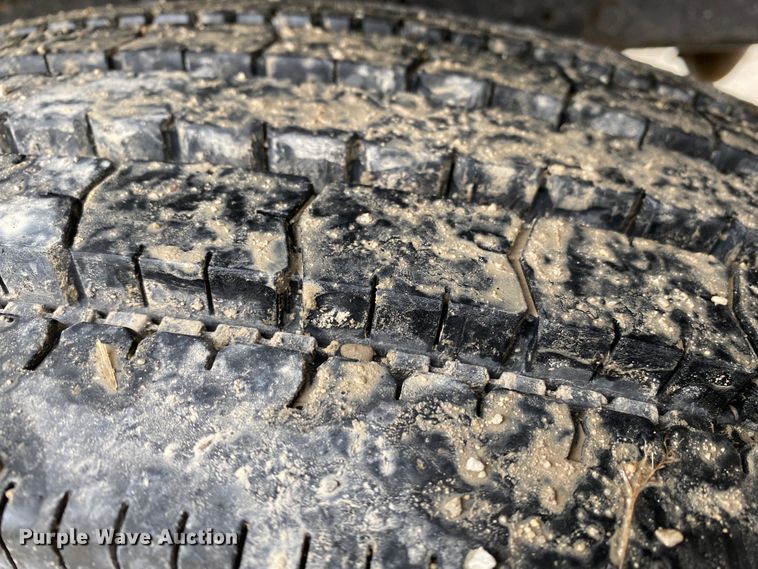 image for item DF6650 1999 Ford F800 flatbed truck