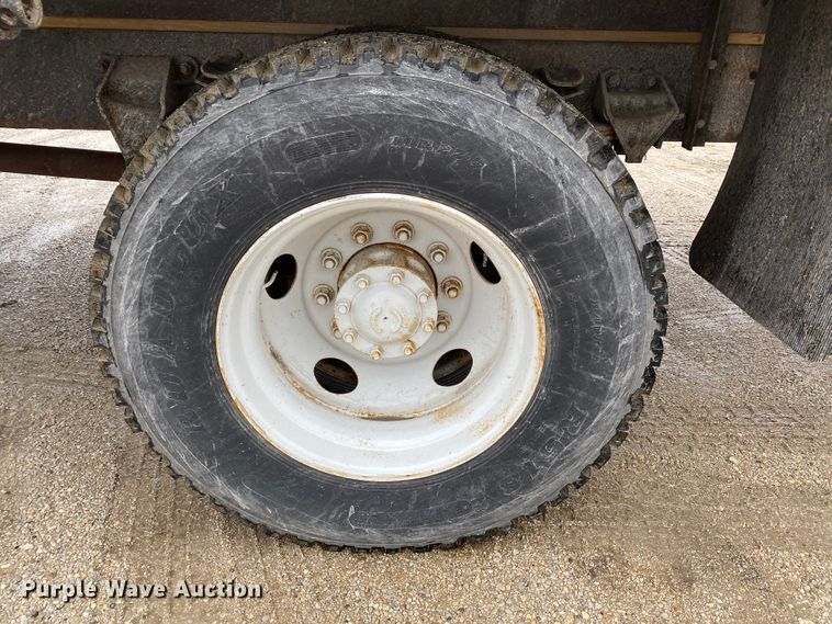 image for item DF6650 1999 Ford F800 flatbed truck