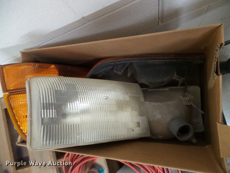 image for item DH4821 1999 Ford F250 Crew Cab pickup truck