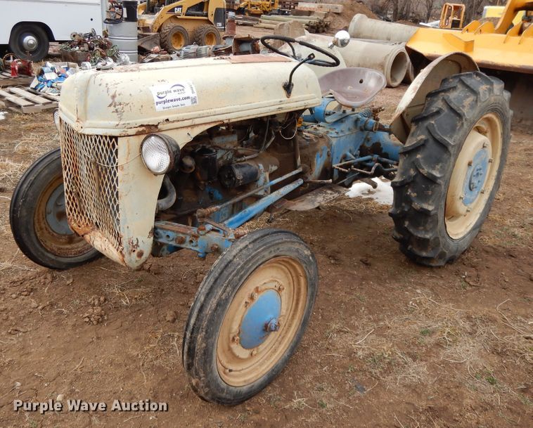 image for item DH8477 Ford tractor