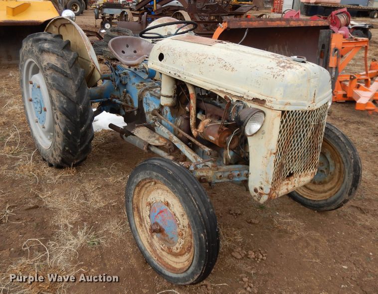 image for item DH8477 Ford tractor