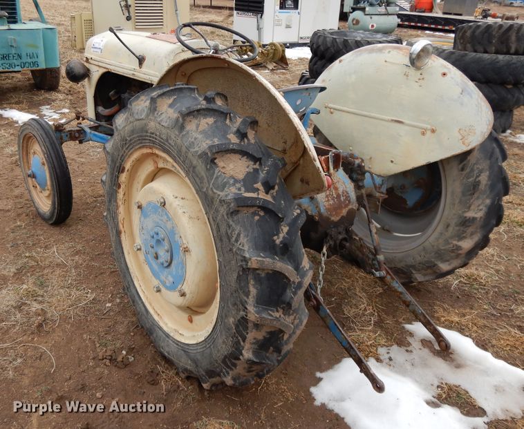image for item DH8477 Ford tractor