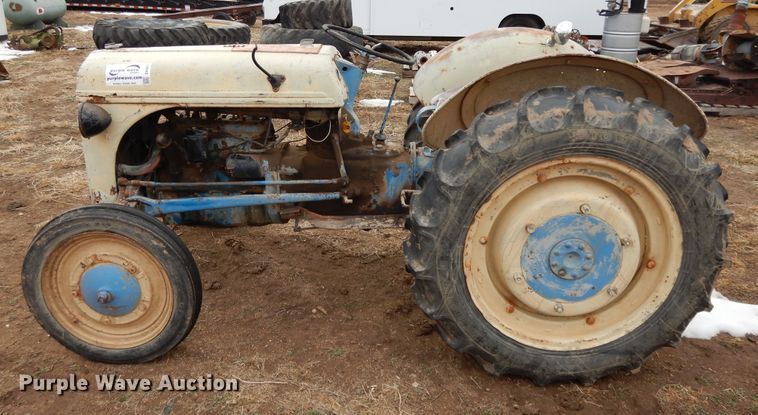 image for item DH8477 Ford tractor