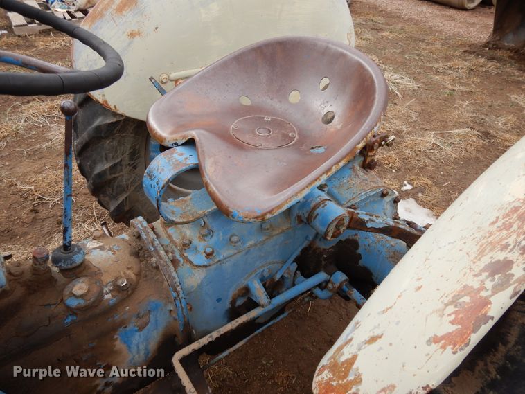 image for item DH8477 Ford tractor