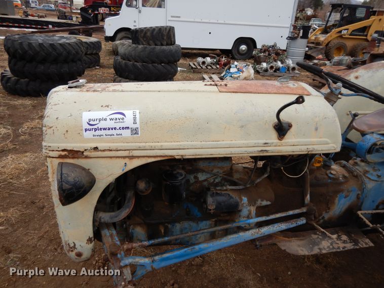 image for item DH8477 Ford tractor