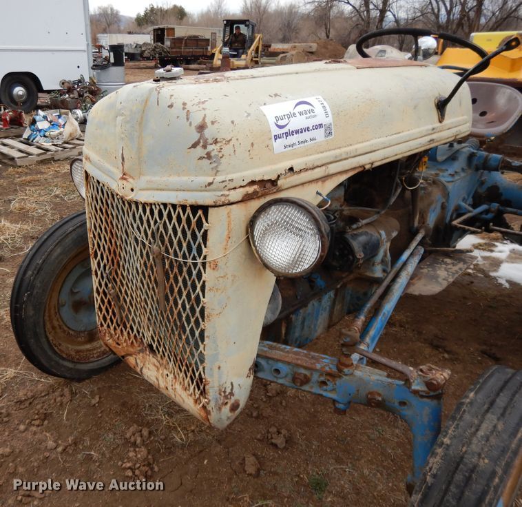 image for item DH8477 Ford tractor