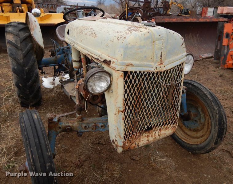 image for item DH8477 Ford tractor