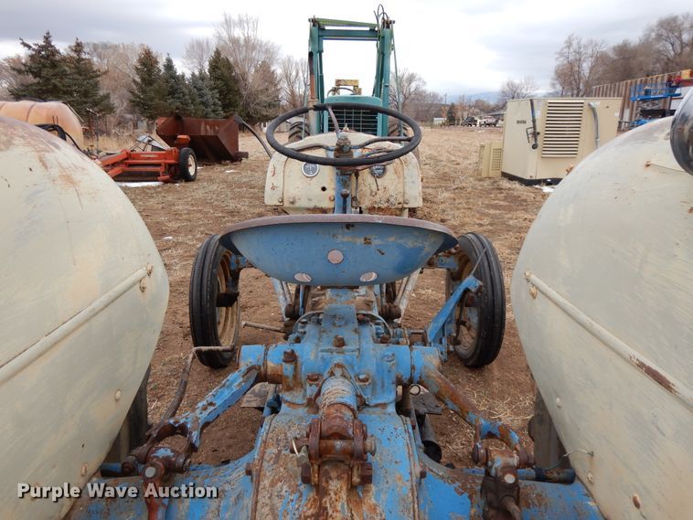 image for item DH8477 Ford tractor
