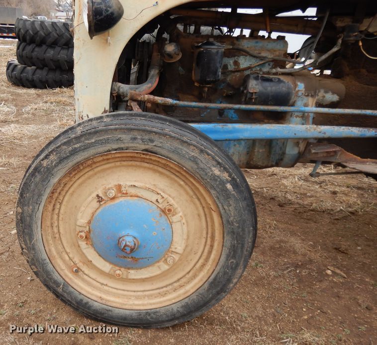 image for item DH8477 Ford tractor