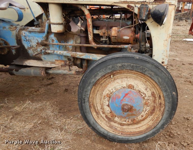 image for item DH8477 Ford tractor