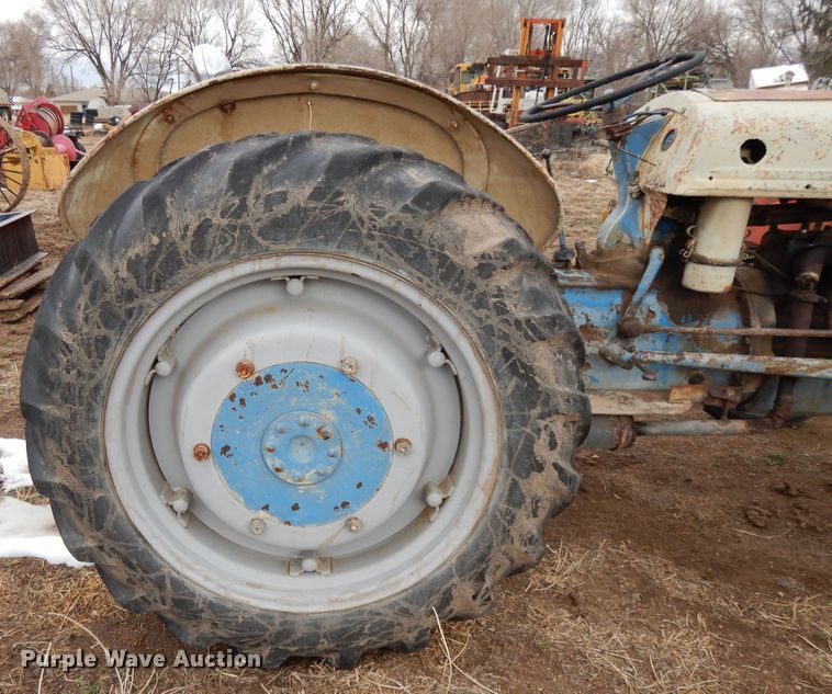 image for item DH8477 Ford tractor