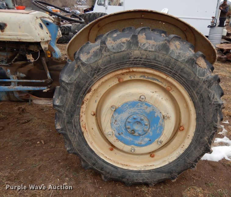 image for item DH8477 Ford tractor