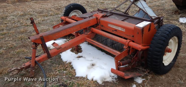 image for item DH8483 International 34 hay conditioner