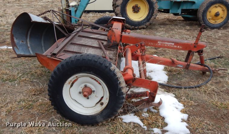 image for item DH8483 International 34 hay conditioner