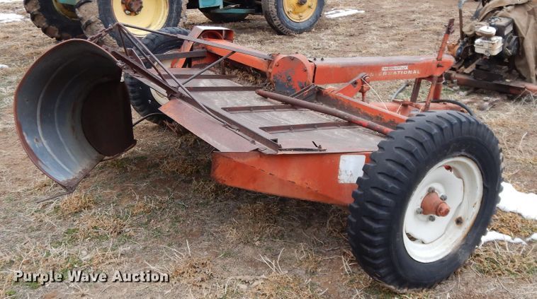 image for item DH8483 International 34 hay conditioner