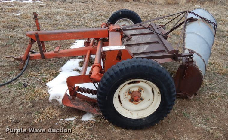 image for item DH8483 International 34 hay conditioner