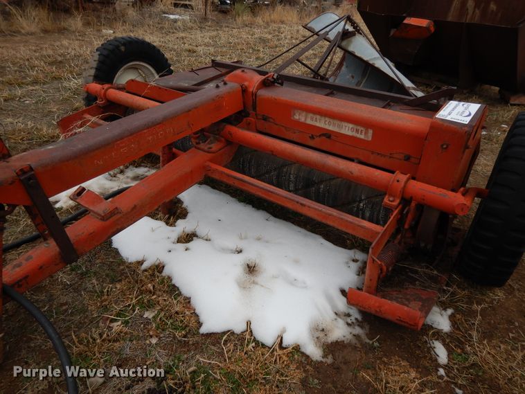 image for item DH8483 International 34 hay conditioner