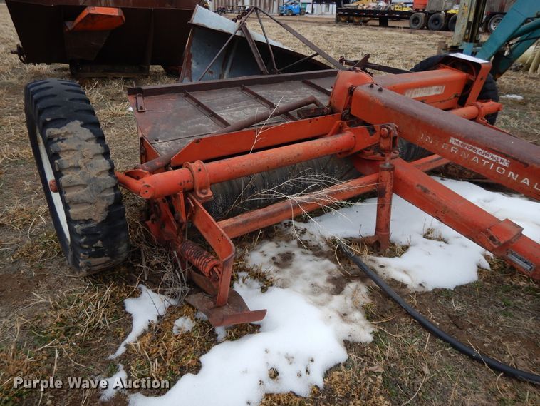 image for item DH8483 International 34 hay conditioner