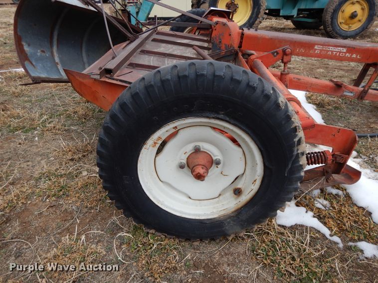 image for item DH8483 International 34 hay conditioner