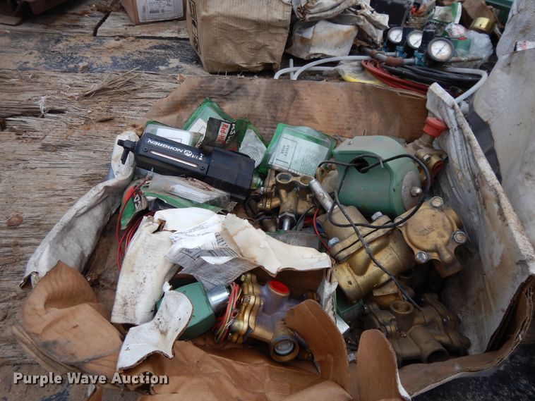 image for item DH8488 Valves, gauges, and equipment