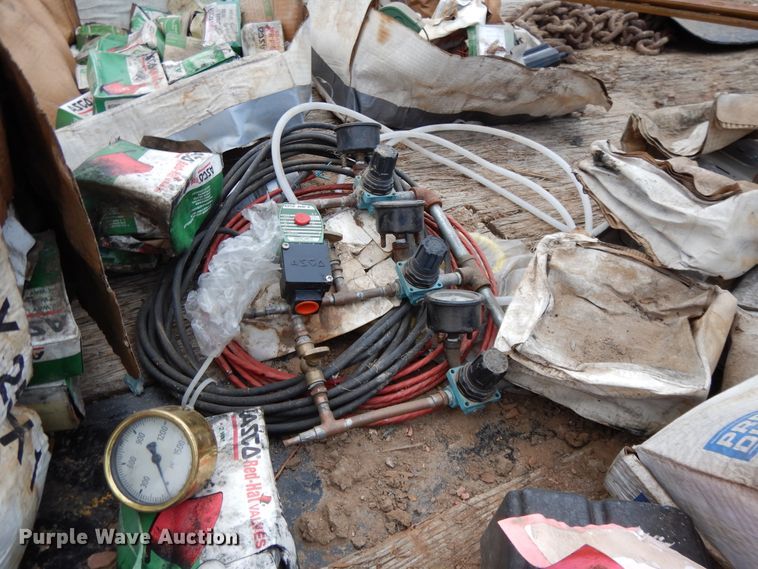 image for item DH8488 Valves, gauges, and equipment