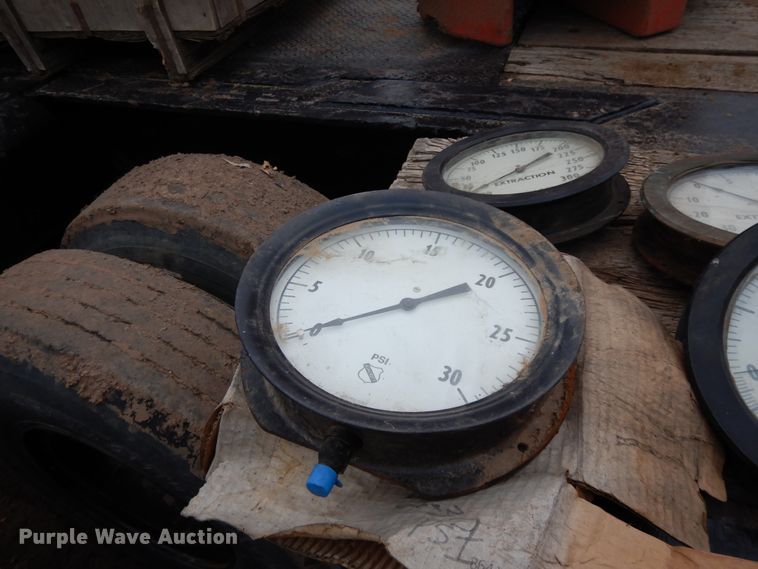 image for item DH8488 Valves, gauges, and equipment