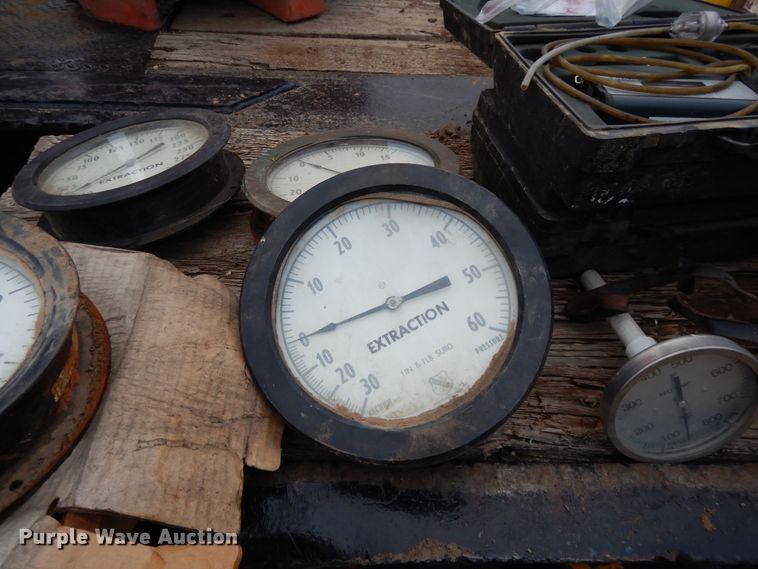 image for item DH8488 Valves, gauges, and equipment