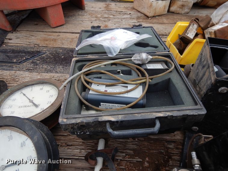 image for item DH8488 Valves, gauges, and equipment