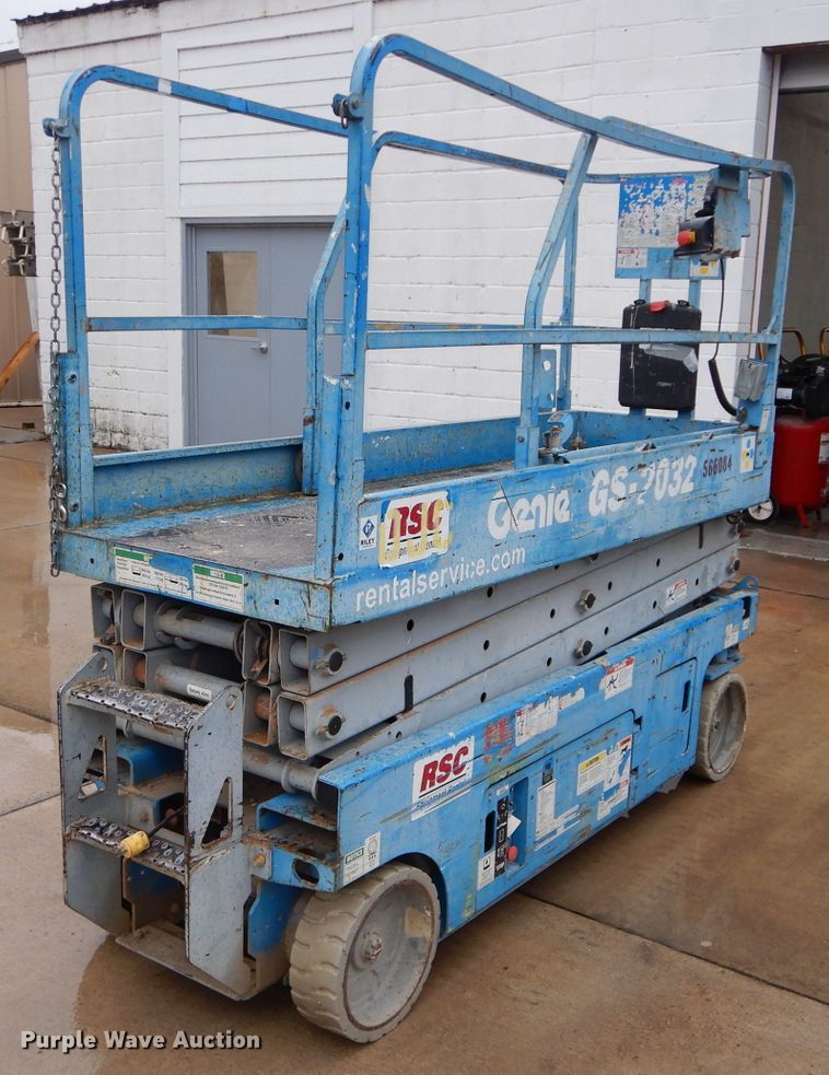image for item FY9111 2005 Genie GS2032 scissor lift