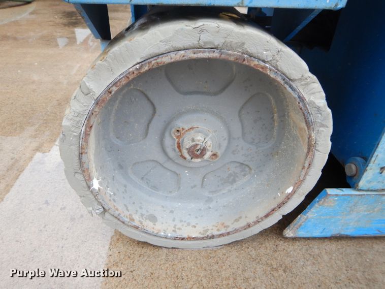 image for item FY9111 2005 Genie GS2032 scissor lift