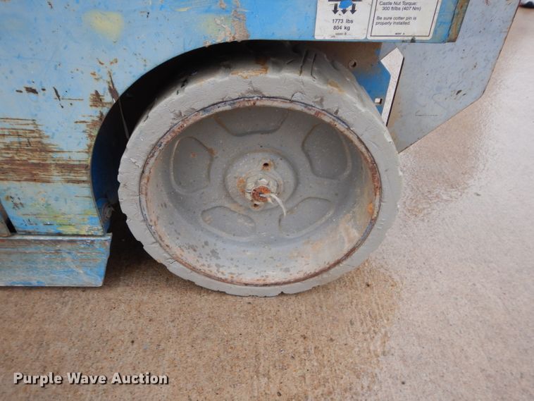 image for item FY9111 2005 Genie GS2032 scissor lift