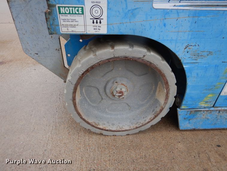 image for item FY9111 2005 Genie GS2032 scissor lift