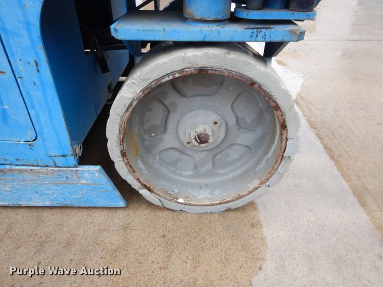 image for item FY9111 2005 Genie GS2032 scissor lift