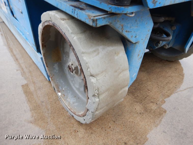 image for item FY9111 2005 Genie GS2032 scissor lift