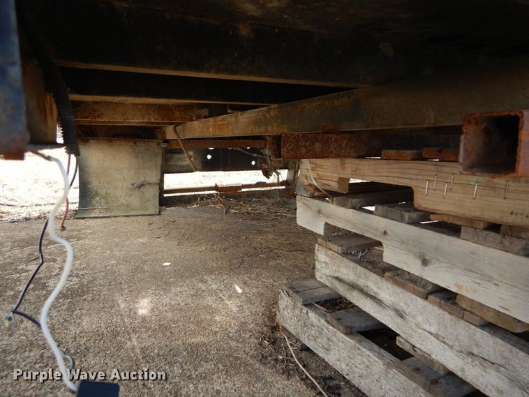 image for item GB9792 2004 Maxwell flatbed